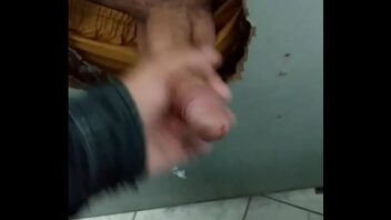 Video mao amiga gay banheiro