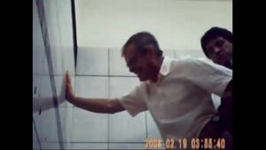 Video porno gay chupando pika enorme no banheiro