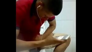 Videos de sexo gay espiando mijar banheiros