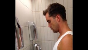 Videos gay hetero no banheiro publico