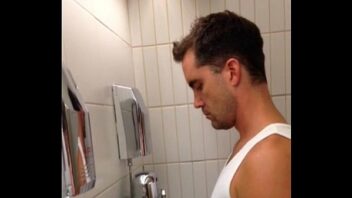 Videos gay hetero no banheiro publico