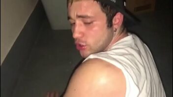 Xvideo gay novinho fudendo sem capa e gozando dentro