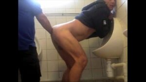 Xxx video gay dando a forca no banheiro publico