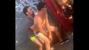 Adolescentes gays fazem sexo em uma barraca