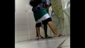Aluno gay da cu no banheiro colegio