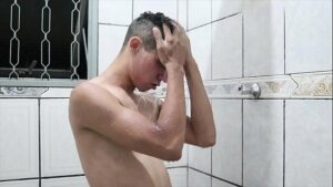 Amador gay selvagem tomando banho