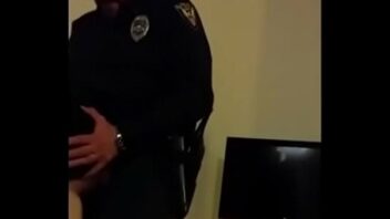 Amuncio policial fode gay