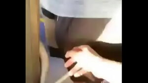 Apertando o piru dentro do ônibus gay