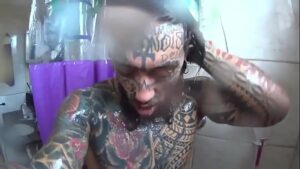 Ator gay tatuado comendo viado