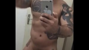 Ator porno forte tatuado barbado gay