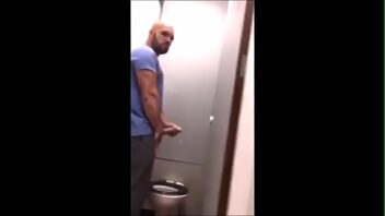 Banheiro público assustado com o tamanho gay