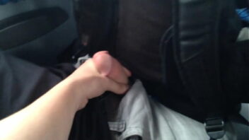 Batendo punheta para o amigo no carro gay