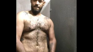 Bears gay lindos peludos tomando banho