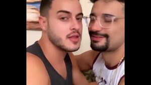 Beijo de lingua entre afriacanos gays