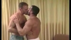 Beijo gay homem filme barbudo