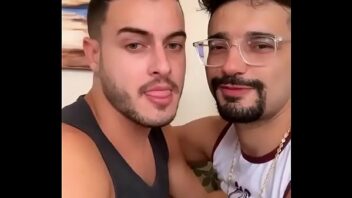 Beijo gay mustache