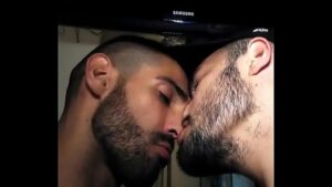 Beijo homens gay traços