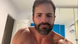 Brasileiro coroa em video gay masculino