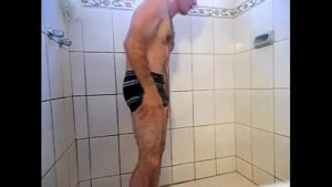 Brasileiro tomando banho e tocando punheta gay