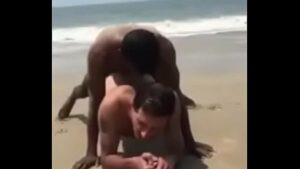 Casal gay beira praia