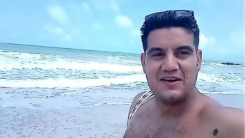 Casal gay de gordo na praia