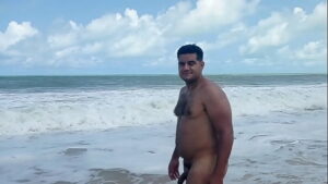 Casal gay gordo de ferias na praia