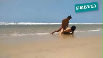 Casal gay nu na praia