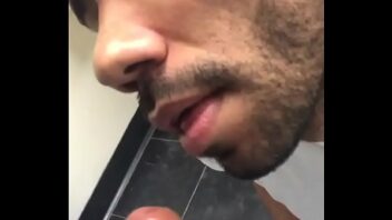 Chupando boy no banheiro do shop video gay