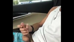 Chupando o tio gay no carro