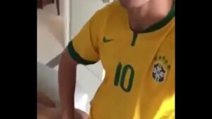 Comendo o coleguinha gay futebol brasil