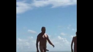 Coroas gay chupando muito macho em praia de nudismo