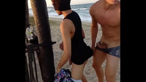 Dei pro surfista na praia gay