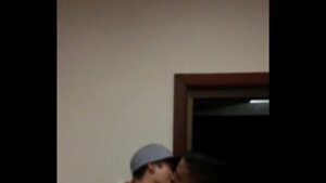 Dois gays beijando