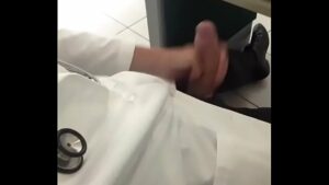 Enfermeiro gay pegando paciente no consultório