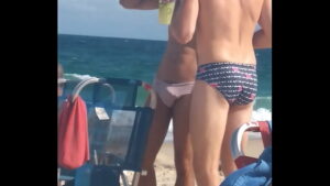 Ensaio na praia casal gay