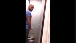 Espiando o boy no banheiro gay
