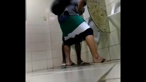 Exibindo no banheiro gay videos
