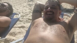 Famosos na praia sunga gay