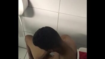 Flagra banheiro gay x videos