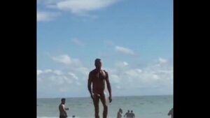 Flagra de gay metendo na praia