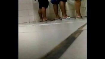 Flagra de pegacao gay em banheiros publicos