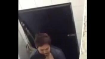 Flagra de sexo gay em banheiro pubkico