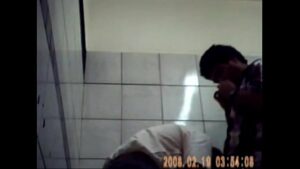 Flagra gay chupando no banheiro público