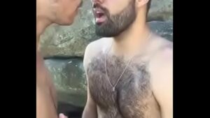 Foda e boquete gay em banheirão público