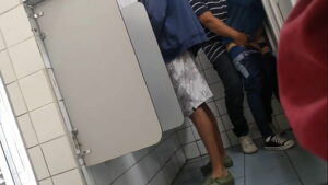 Foda gay em banheiros publicos