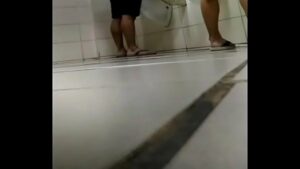 Fudecao no banheiro público gays