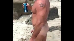 Gay agarra o rapaz na praia e chupa seu pau
