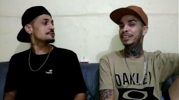 Gay brasileiro dando ao amigo roludo