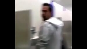 Gay chupando no banheiro