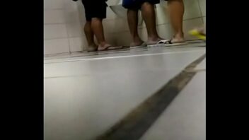 Gay chupando no banheiro xvideos